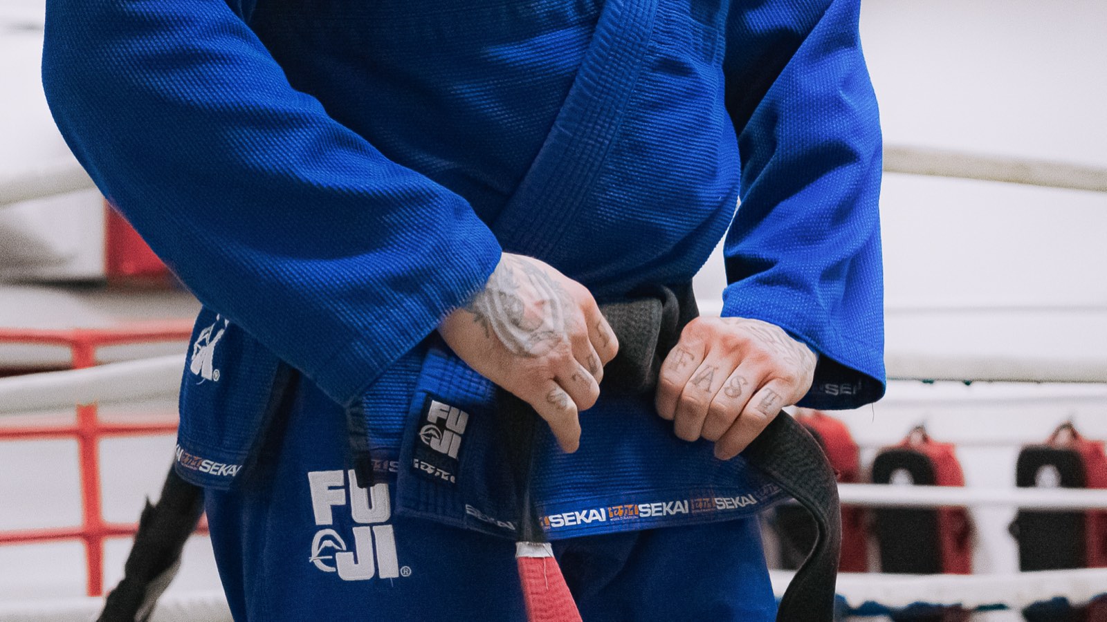 Svart bälte knyts på blå gi — brasiliansk jiu-jitsu på Nexus Stockholm