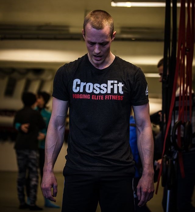 Medlem i CrossFit-tröja på gymgolvet hos Nexus Stockholm i Alvik, Bromma