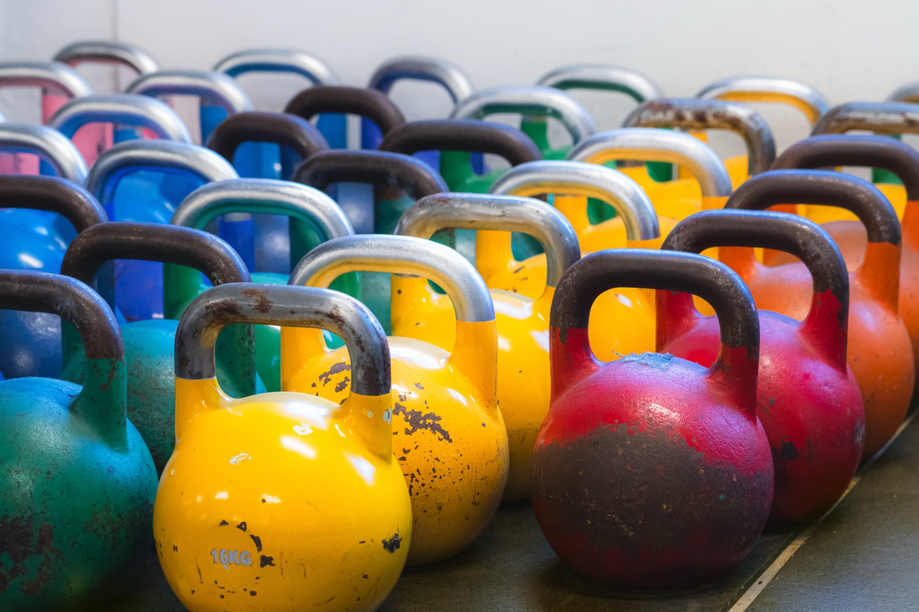 Tävlingskettlebells uppradade i gymmet på Nexus Stockholm i Alvik, Bromma