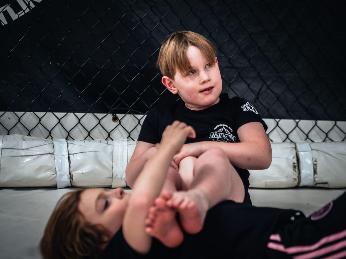 Barn tränar submission wrestling och grappling på Nexus i Bromma