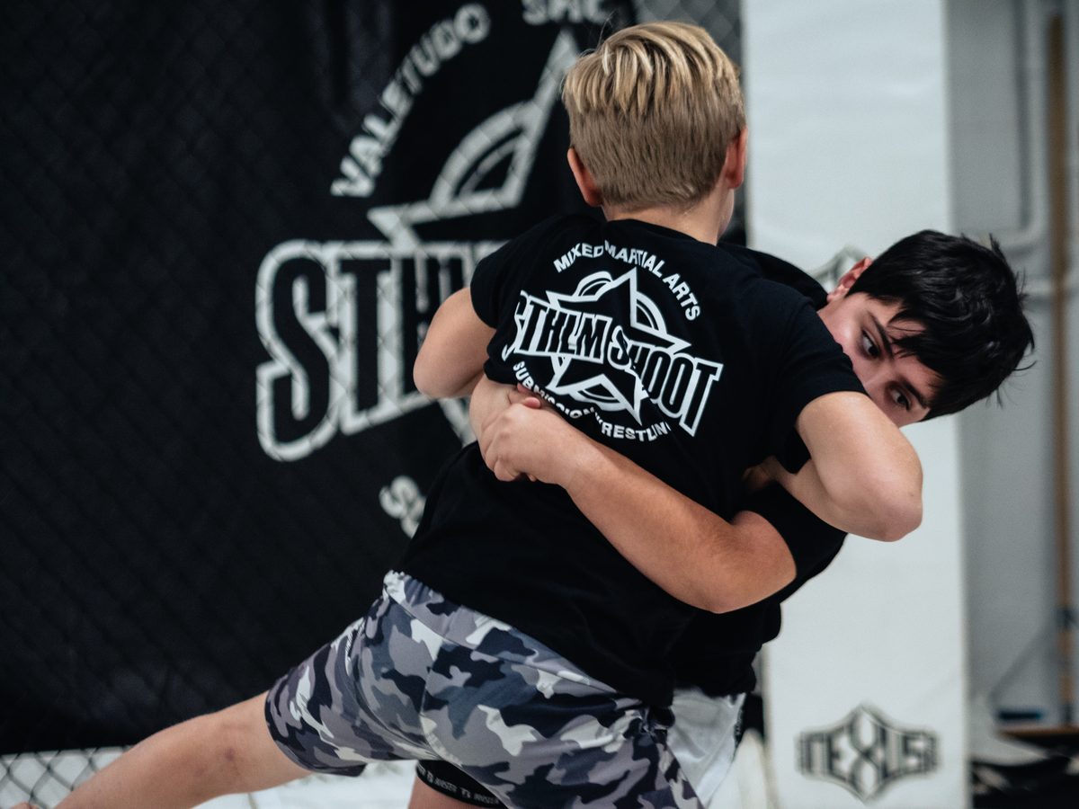 Barn tränar clinch och takedown submission wrestling på Nexus Bromma
